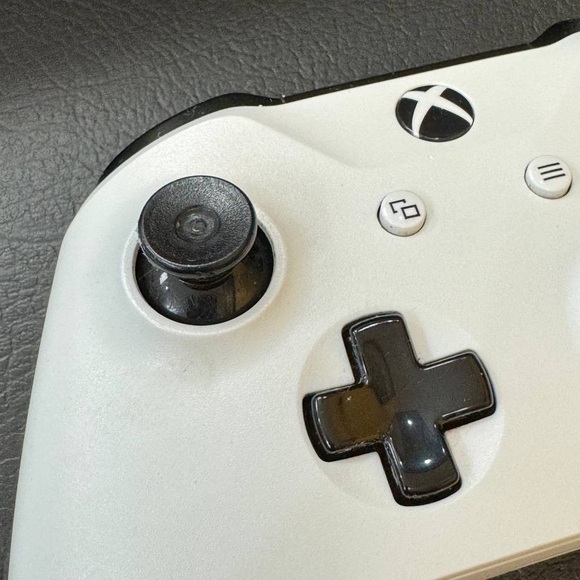 Microsoft 1708 Xbox One Controller - White - TESTED WORKING! - Picture 7 of 10